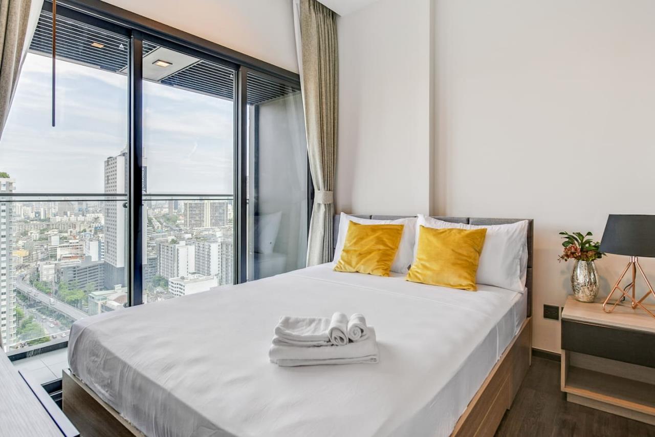 Hostmaker Bangkok Agency's Chic and Modern One Bedroom Condo 6-minutes from Phra Ram 9 MRT Station 2