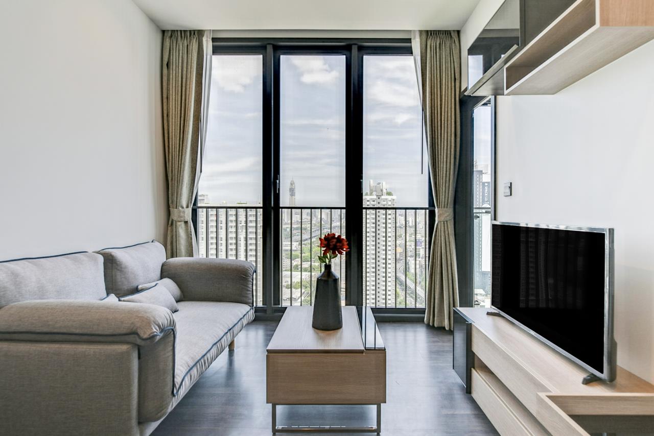 Hostmaker Bangkok Agency's Chic and Modern One Bedroom Condo 6-minutes from Phra Ram 9 MRT Station 8