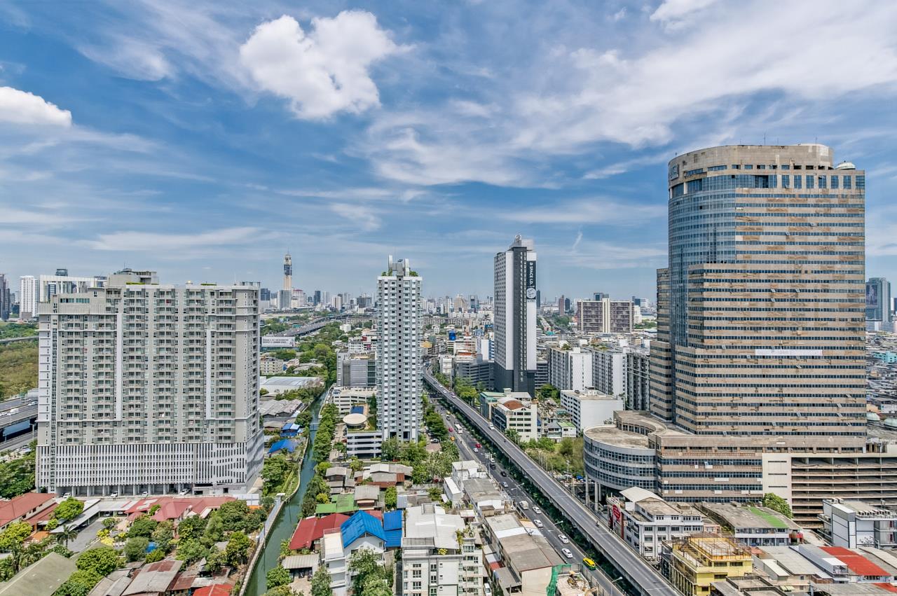 Hostmaker Bangkok Agency's Chic and Modern One Bedroom Condo 6-minutes from Phra Ram 9 MRT Station 11