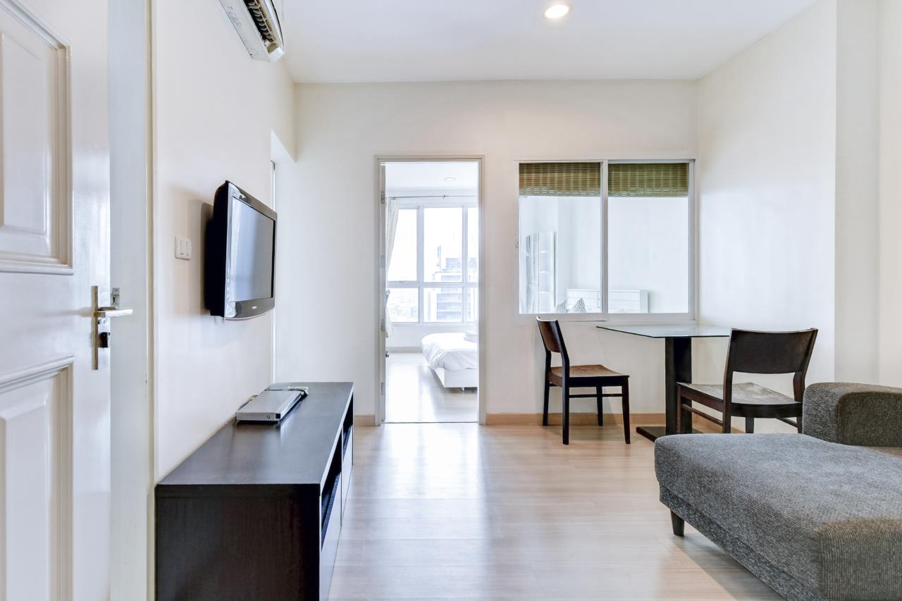 Hostmaker Bangkok Agency's Light and Modern 1 bed 1 bath Condo in the Exciting Bang Rak District 7