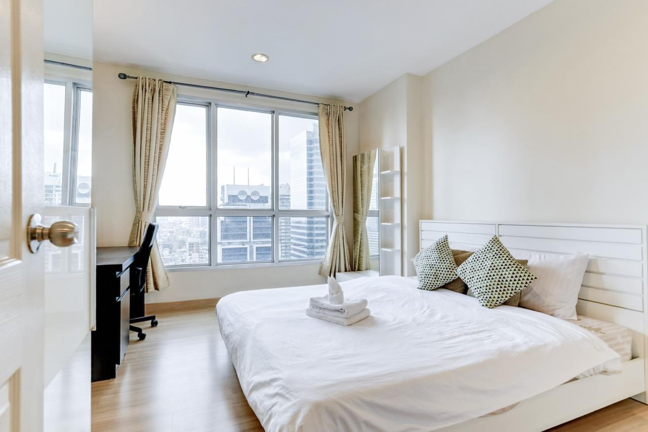 Hostmaker Bangkok Agency's Light and Modern 1 bed 1 bath Condo in the Exciting Bang Rak District 4