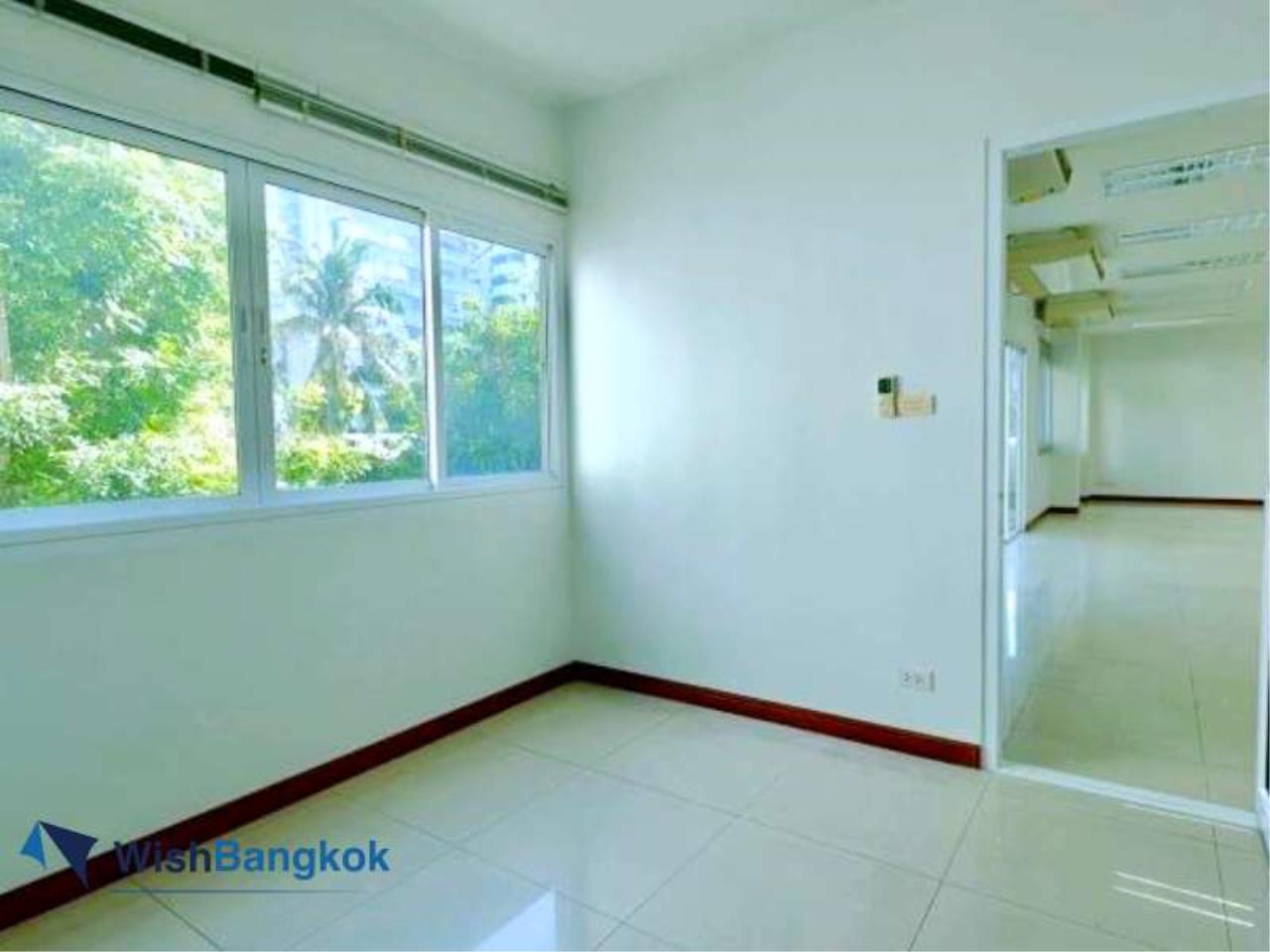 Wishbangkok Agency's Office for rent in Sathorn area Near BTS Chong Nonsi , Office with Balcony space of 200 SQM Only 85K  5