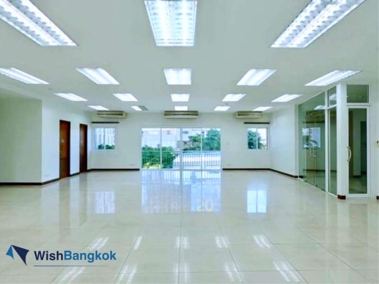 Wishbangkok Agency's Office for rent in Sathorn area Near BTS Chong Nonsi , Office with Balcony space of 200 SQM Only 85K  3