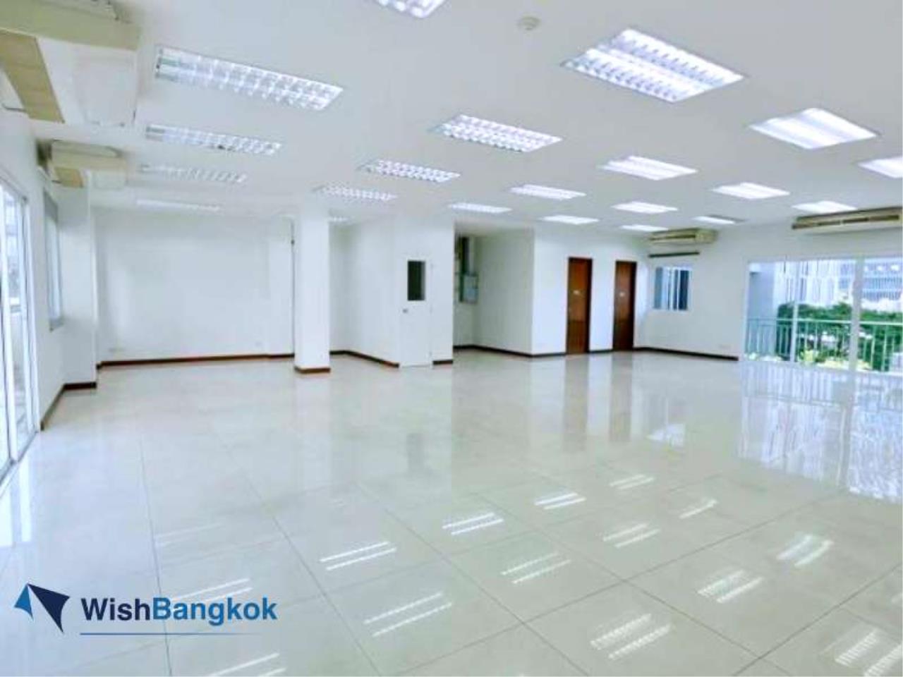 Wishbangkok Agency's Office for rent in Sathorn area Near BTS Chong Nonsi , Office with Balcony space of 200 SQM Only 85K  4