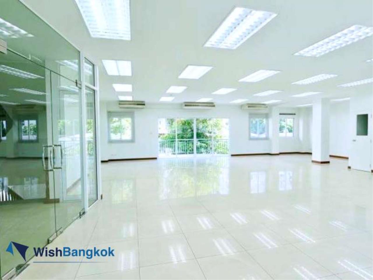 Wishbangkok Agency's Office for rent in Sathorn area Near BTS Chong Nonsi , Office with Balcony space of 200 SQM Only 85K  1