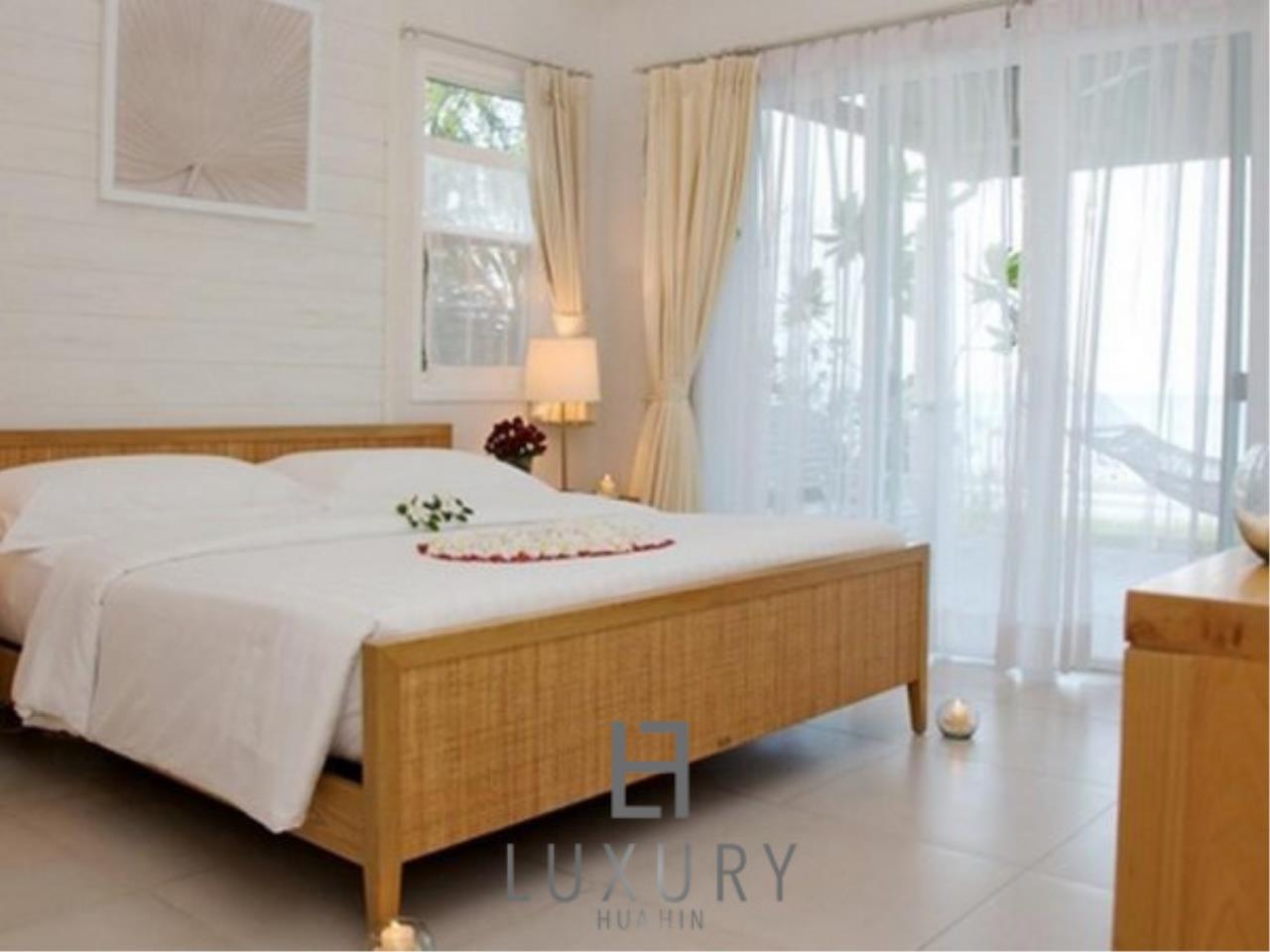 Luxury Hua Hin Property Agency's Absolute Beachfront 3 Bedroom Villa 11
