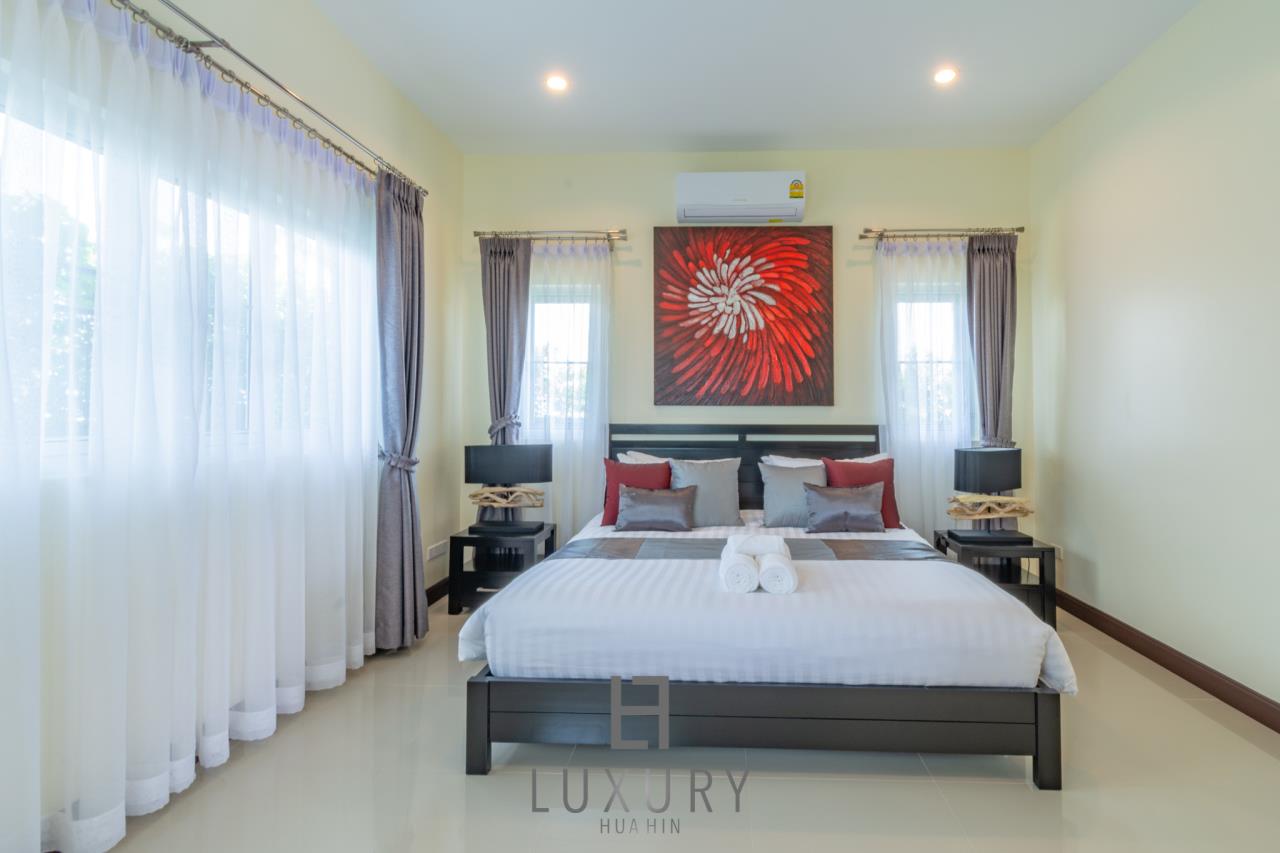 Luxury Hua Hin Property Agency's Brand New 3 Bedroom Pool Villa 23