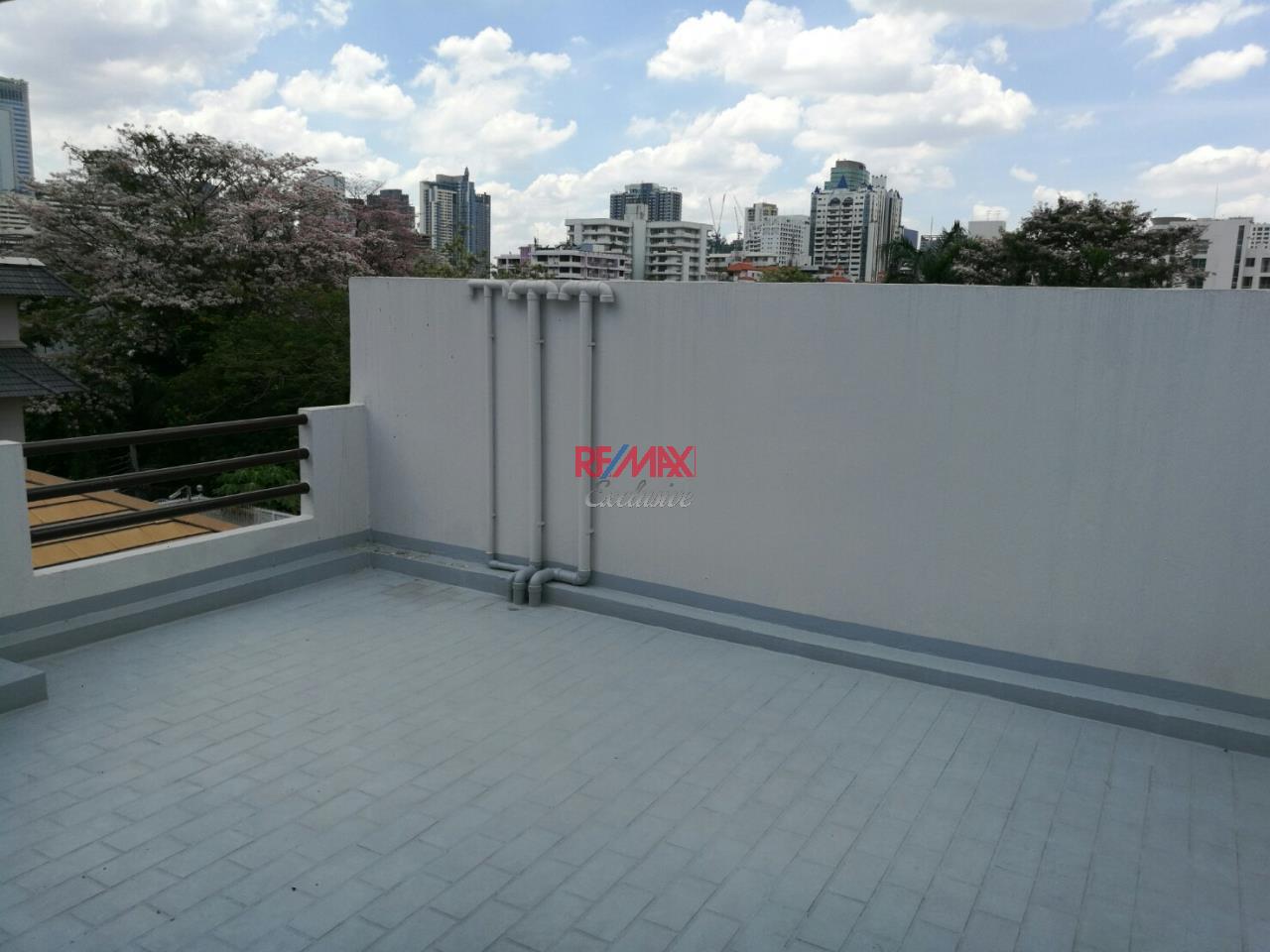 RE/MAX Exclusive Agency's Single house, 400 sqm, 4 +1 bedrooms in Sukhumvit 31/2 for rent 34