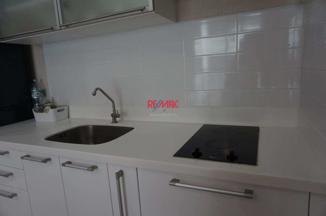 RE/MAX Exclusive Agency's Spacious modern 1BR for rent in Thonglor, with free tuk-tuk service to BTS. 3