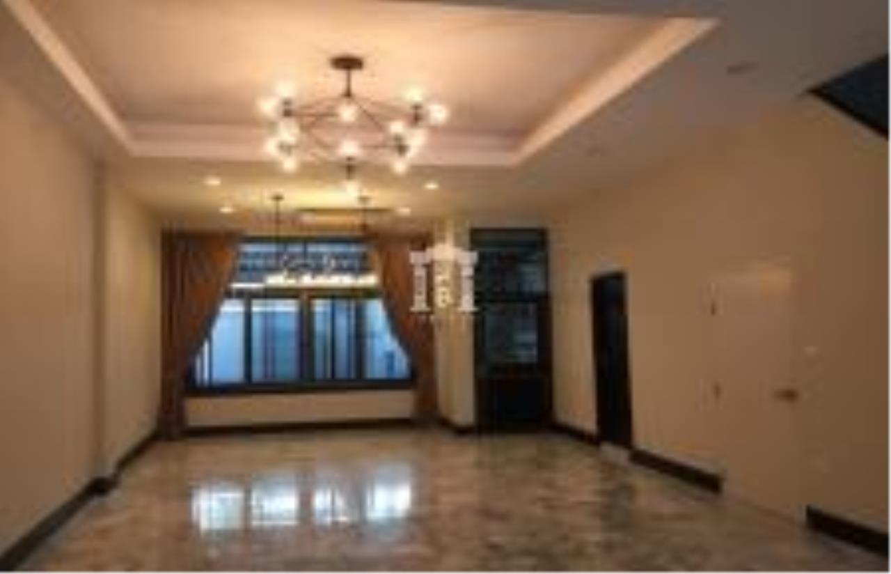 35157 Luxury townhouse for rent Thonglor 21 Plot size 44 sq.w.