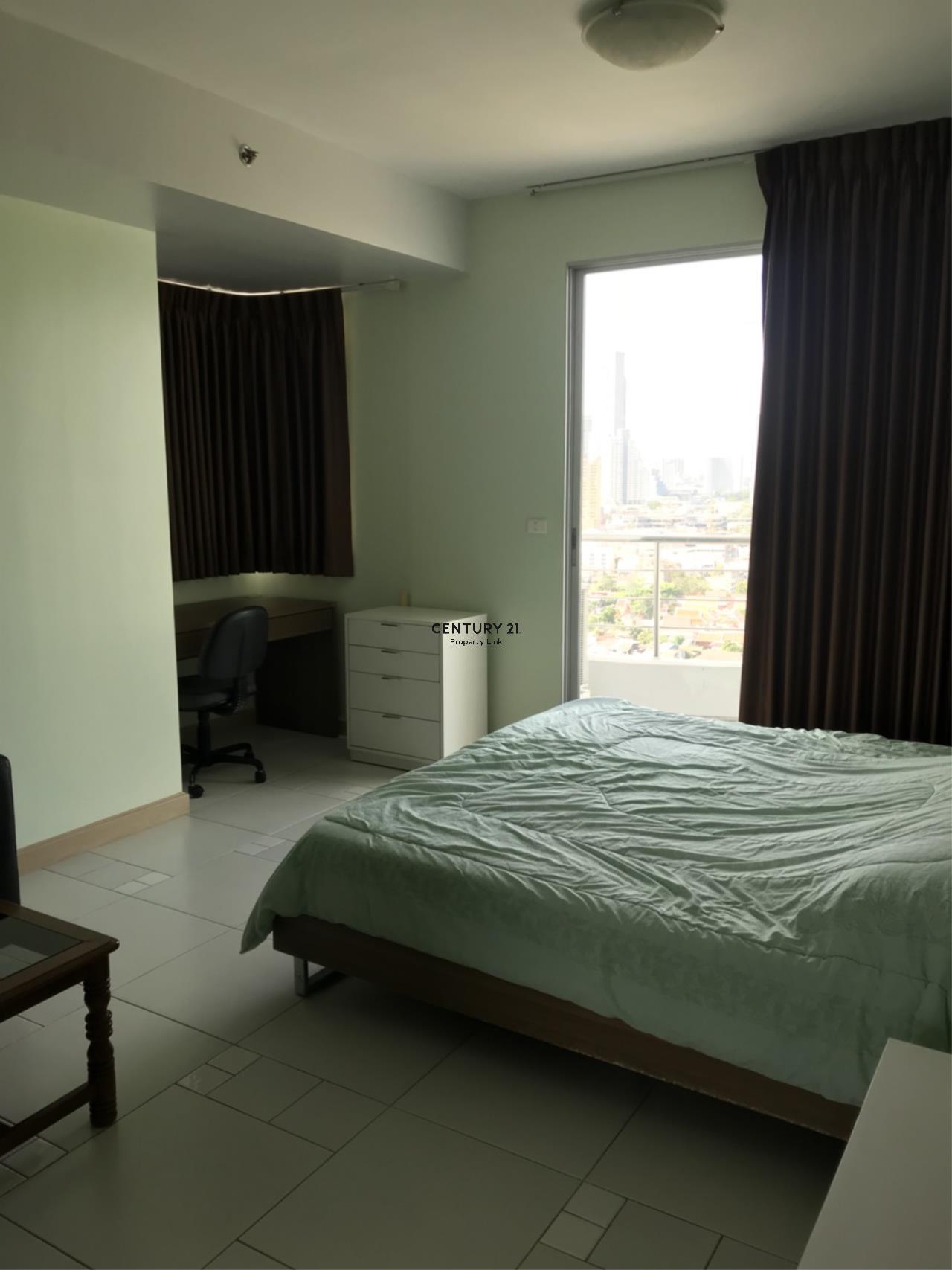 Century21 Property Link Agency's 38-CC-61548 Room for Rent Supalai River Place Condominium  Fully Furnished High level City view near BTS Krung Thon Buri I-con siam 2