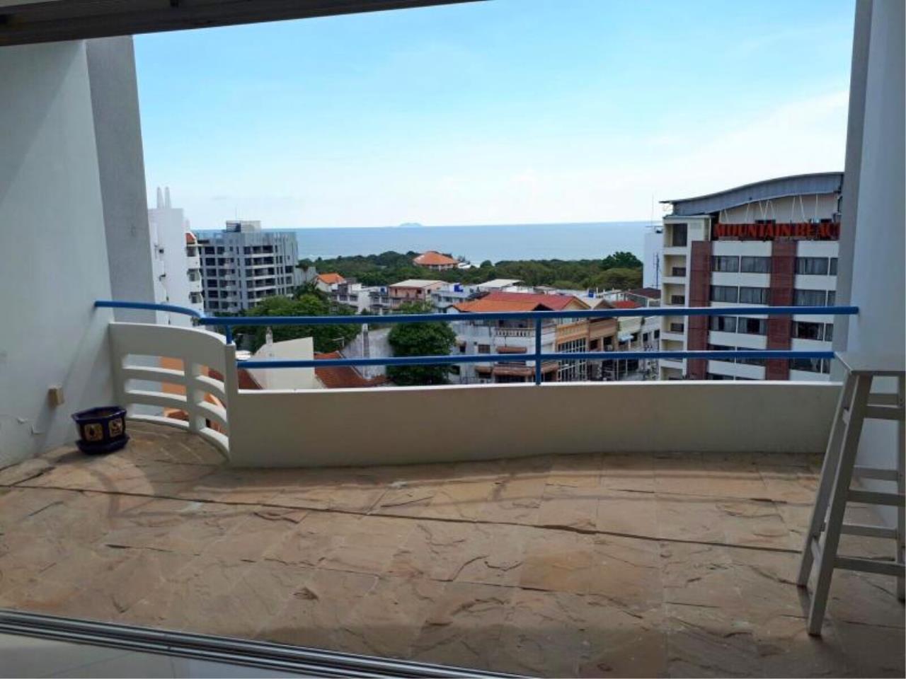 RE/MAX Town & Country Property Agency's Sea view condo in Pratumnak 5
