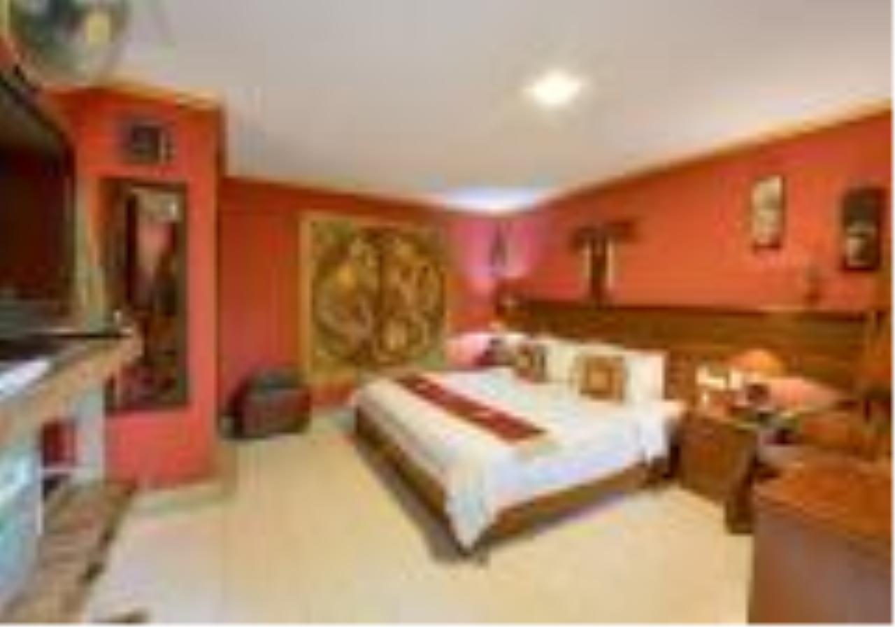 Signature Realty ( Thailand ) Co Ltd Agency's Luxury antique pool villa 6 bedroom 6 bathroom at Thappraya Road. 3