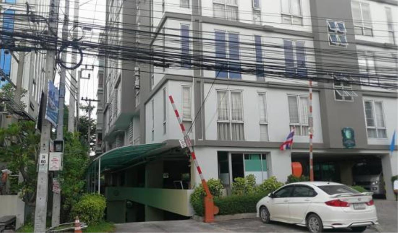 The Agent Real Estate Co., Ltd. Agency's Condo for sale The Star Ngamwongwan 33 sqm. Building B 2nd Floor Studio kitchen built-in, plus fires and electrical appliances, good location on the highway Ngamwongwan. Near BTS Purple Line Pantip The Mall Ngamwongwan Nonthavej Hospital Bamrasnaradura. Ministry of Public Health Price 1.65 Million Baht 41