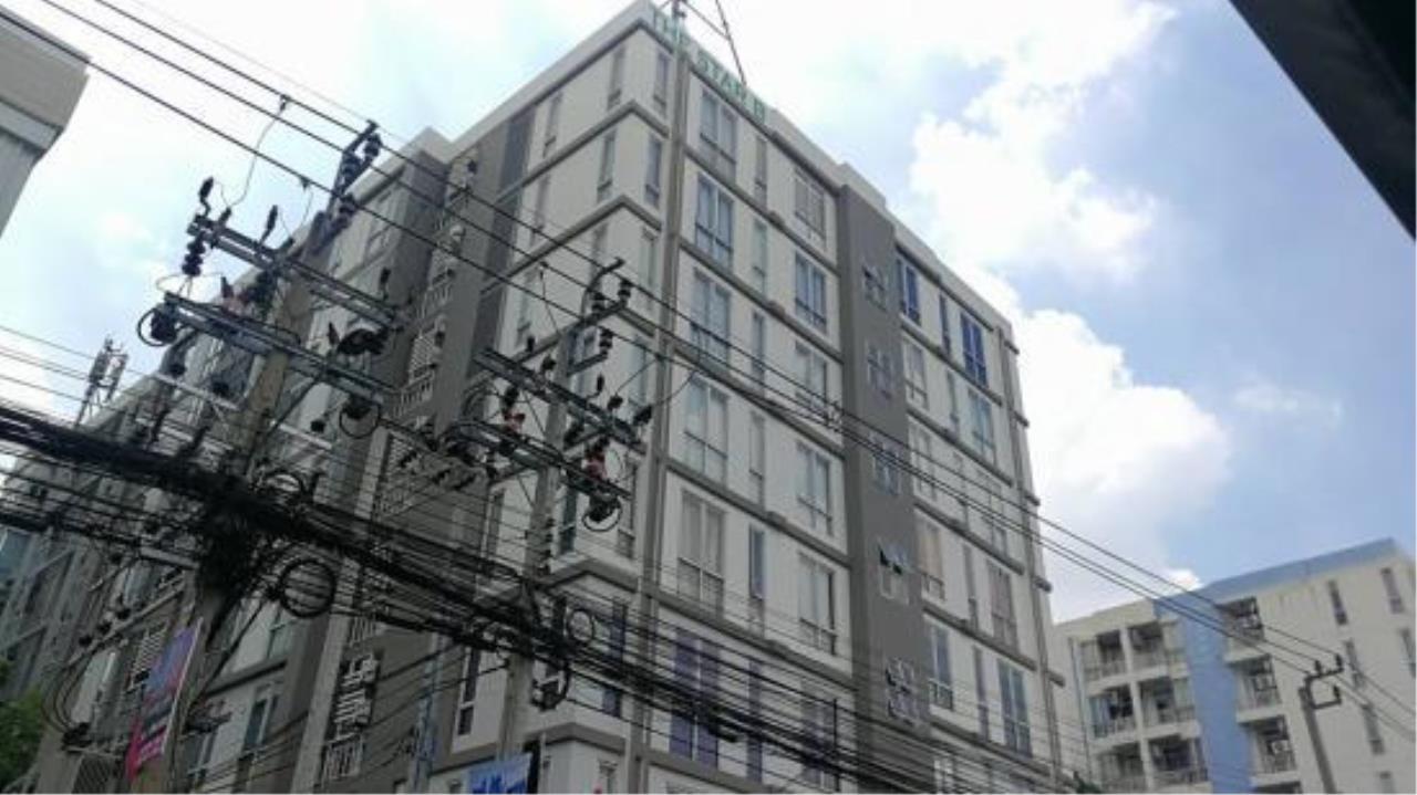 The Agent Real Estate Co., Ltd. Agency's Condo for sale The Star Ngamwongwan 33 sqm. Building B 2nd Floor Studio kitchen built-in, plus fires and electrical appliances, good location on the highway Ngamwongwan. Near BTS Purple Line Pantip The Mall Ngamwongwan Nonthavej Hospital Bamrasnaradura. Ministry of Public Health Price 1.65 Million Baht 44
