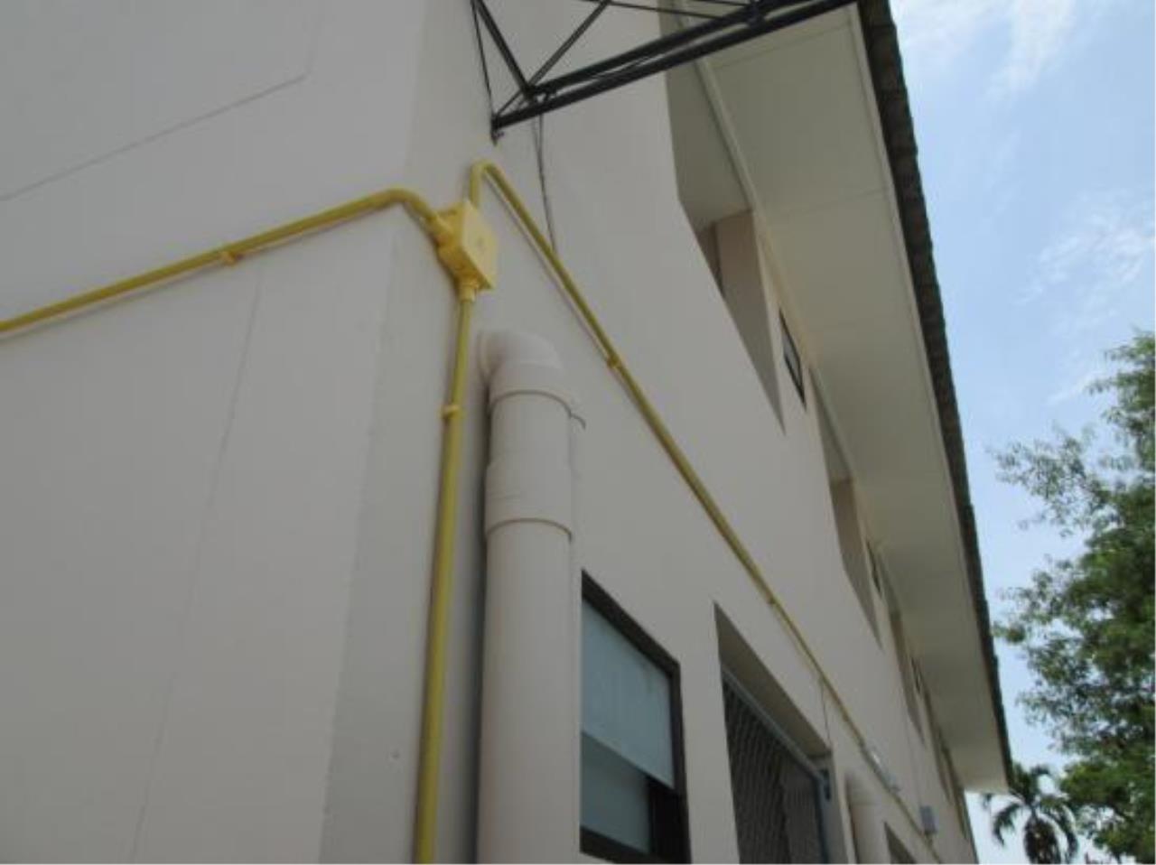 The Agent Property Agency's Sriracha Dormitory for sale, area of 109 sq.m., 2 floors with 12 rooms, near Sriracha Transport Office, 100 meters, 3 minutes to Ao Udom intersection, near Laem Chabang Industrial Estate, golden location of EEC Special. Yield cut 5.2% 4