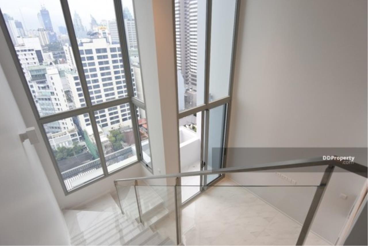The Agent Property Agency's Condo Hyde Sukhumvit 11, size 63.12 sqm. 18th floor Duplex Penthouse 1 bed 2 bath city view, good location near BTS Nana 450 meters and MRT Asoke Central Embassy, Central Chidlom, Amarin Plaza, EmQuartier, The Emporium, Siam Square. Everytime 13
