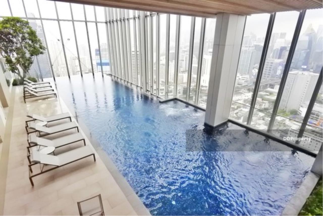 The Agent Property Agency's Condo Hyde Sukhumvit 11, size 63.12 sqm. 18th floor Duplex Penthouse 1 bed 2 bath city view, good location near BTS Nana 450 meters and MRT Asoke Central Embassy, Central Chidlom, Amarin Plaza, EmQuartier, The Emporium, Siam Square. Everytime 17