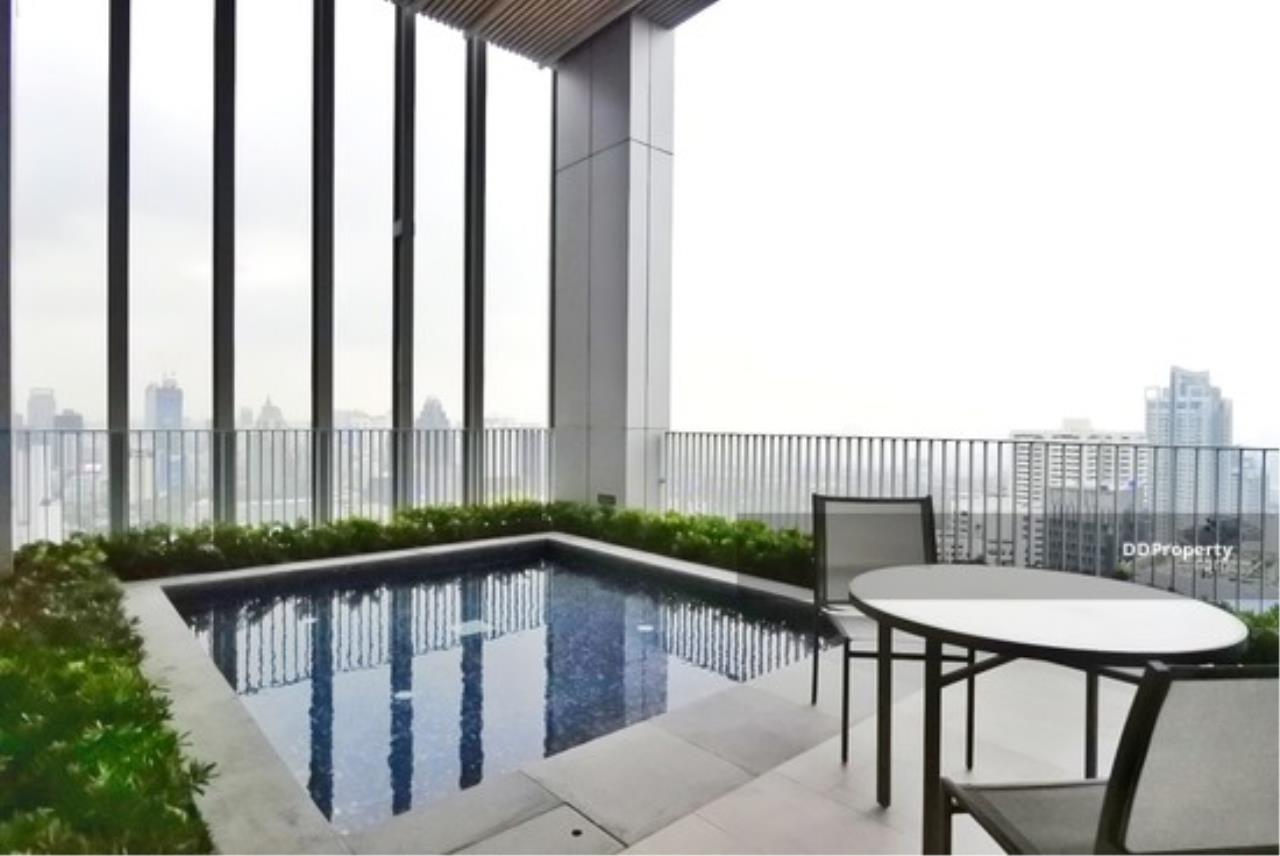 The Agent Property Agency's Condo Hyde Sukhumvit 11, size 63.12 sqm. 18th floor Duplex Penthouse 1 bed 2 bath city view, good location near BTS Nana 450 meters and MRT Asoke Central Embassy, Central Chidlom, Amarin Plaza, EmQuartier, The Emporium, Siam Square. Everytime 18