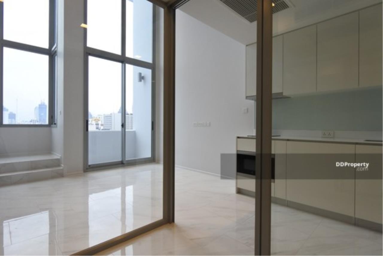 The Agent Property Agency's Condo Hyde Sukhumvit 11, size 63.12 sqm. 18th floor Duplex Penthouse 1 bed 2 bath city view, good location near BTS Nana 450 meters and MRT Asoke Central Embassy, Central Chidlom, Amarin Plaza, EmQuartier, The Emporium, Siam Square. Everytime 3