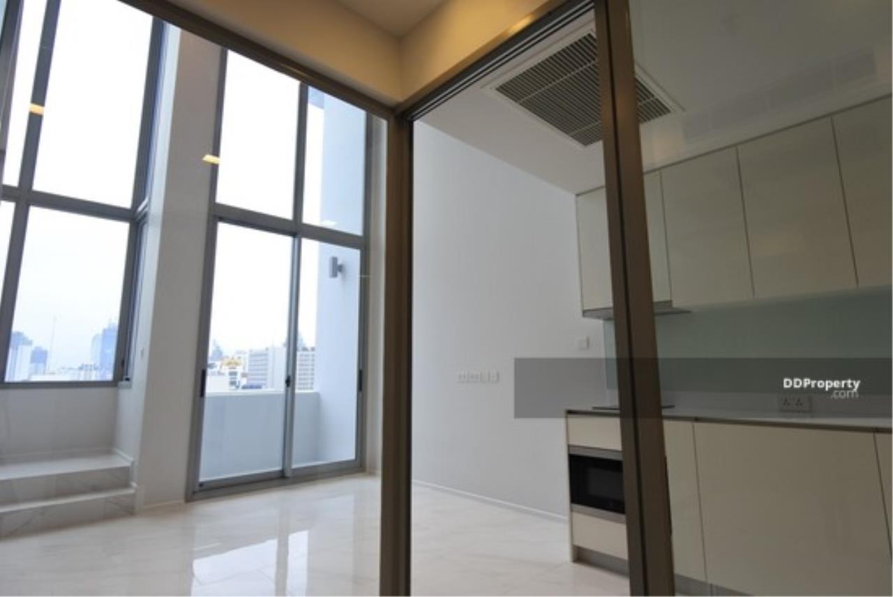 The Agent Property Agency's Condo Hyde Sukhumvit 11, size 63.12 sqm. 18th floor Duplex Penthouse 1 bed 2 bath city view, good location near BTS Nana 450 meters and MRT Asoke Central Embassy, Central Chidlom, Amarin Plaza, EmQuartier, The Emporium, Siam Square. Everytime 2