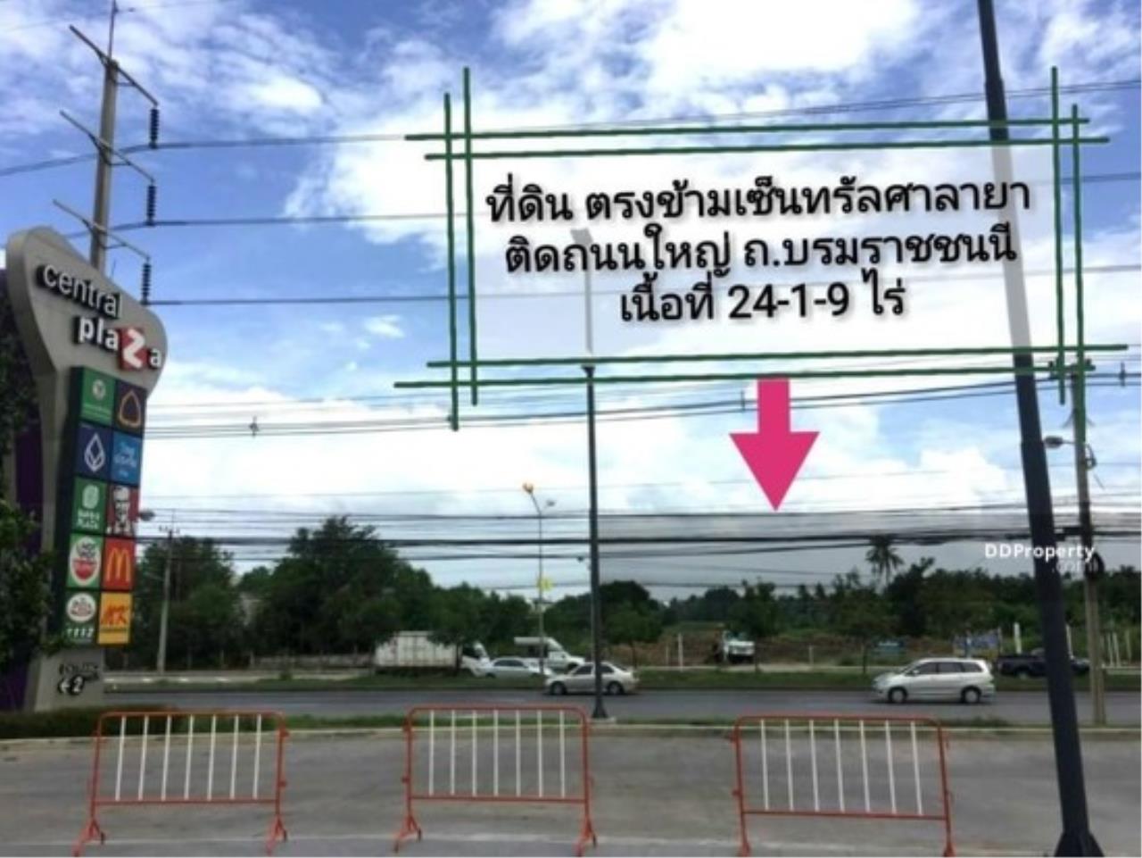 The Agent Property Agency's Land opposite the Central Salaya, meat 24-1-9 rai width 20 meters x 350 meters on the main road Boromarajonani. Behind the Canal, good location, Pinklao - Nakhon Chaisri. Suitable for project allocation. 2