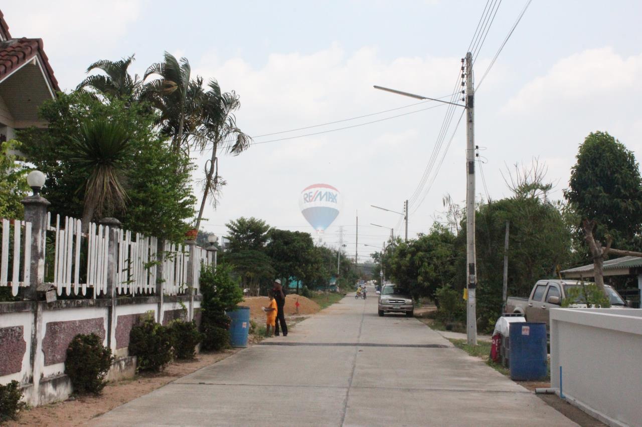 RE/MAX Real Estate Pros Agency's Town house  for sale in Nikompattana Rayong Soi  Chobchuay. 17