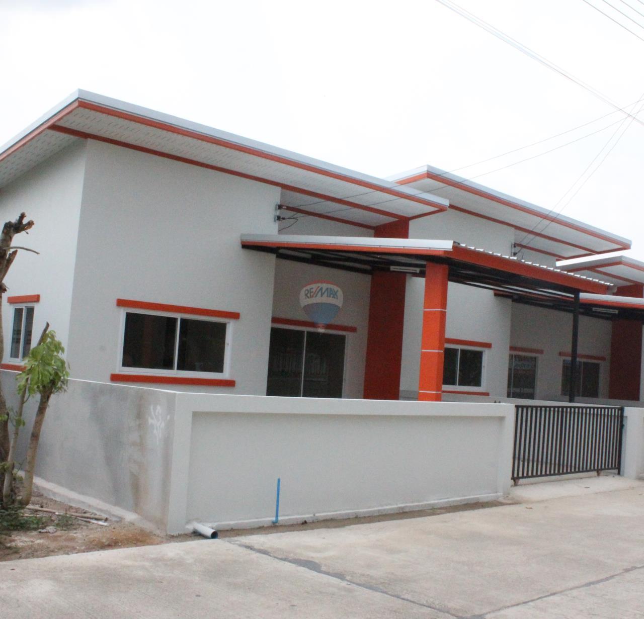 RE/MAX Real Estate Pros Agency's Town house  for sale in Nikompattana Rayong Soi  Chobchuay. 3