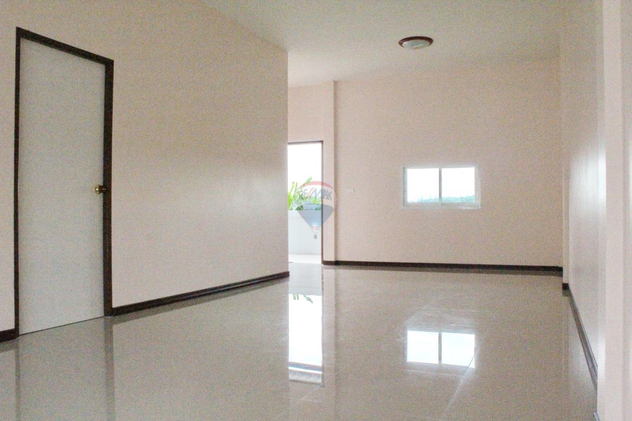 RE/MAX Real Estate Pros Agency's Town house  for sale in Nikompattana Rayong Soi  Chobchuay. 7