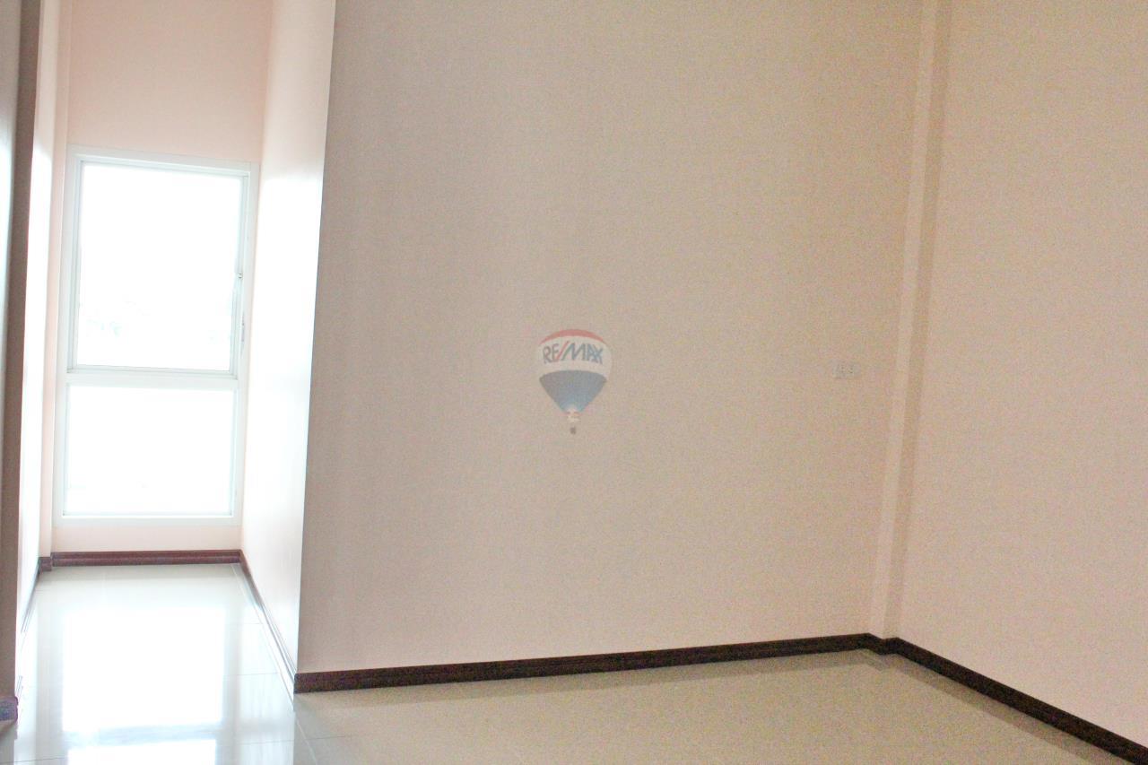 RE/MAX Real Estate Pros Agency's Town house  for sale in Nikompattana Rayong Soi  Chobchuay. 9