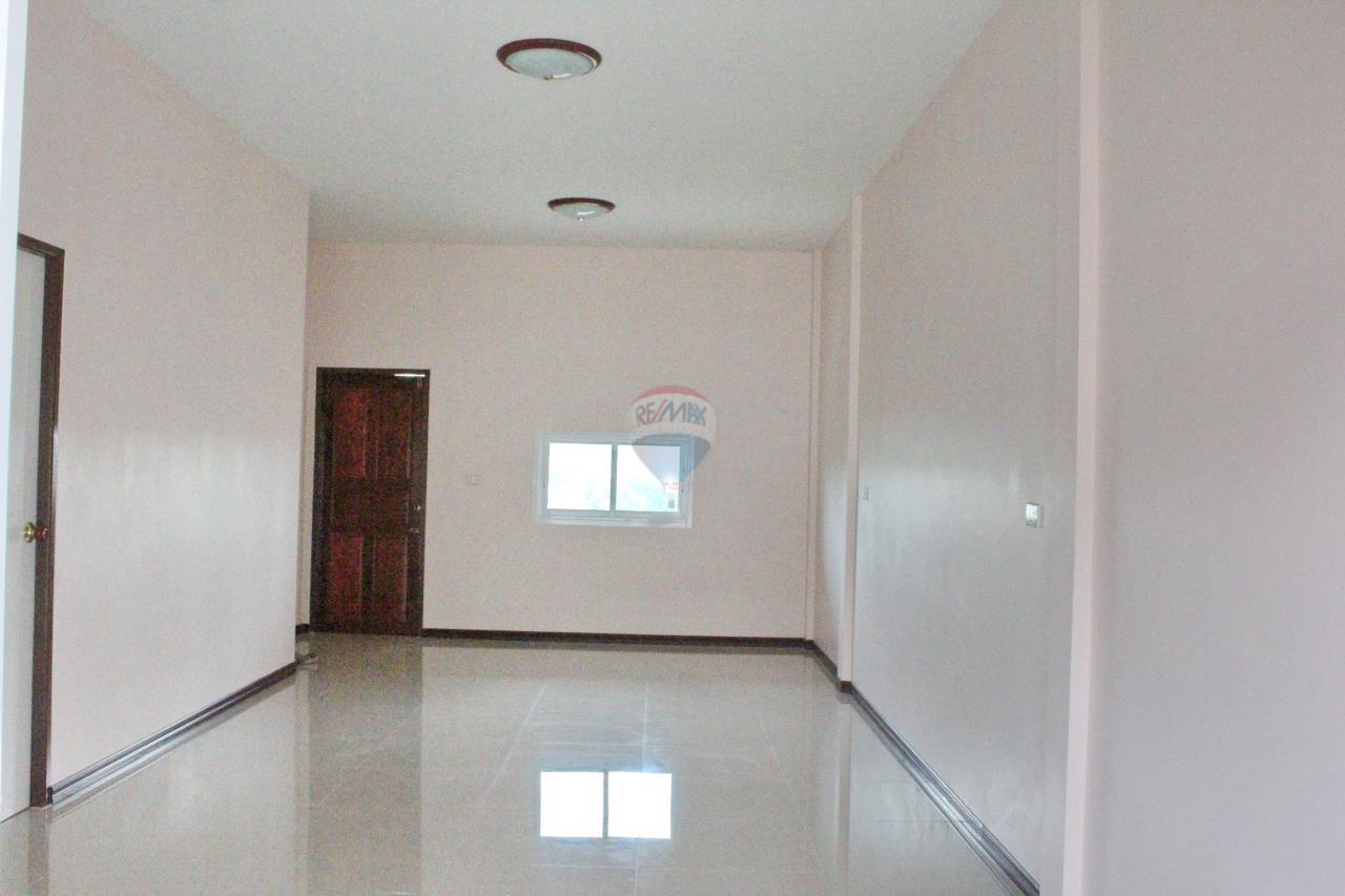 RE/MAX Real Estate Pros Agency's Town house  for sale in Nikompattana Rayong Soi  Chobchuay. 8