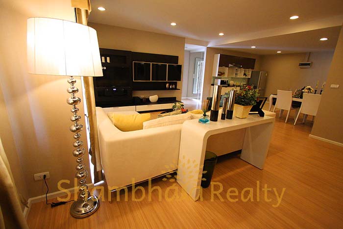 Shambhala Realty Agency's Condo For Rent: Renova Residence, 3 Bedrooms with modern decoration and right location at Soi Nailert 2